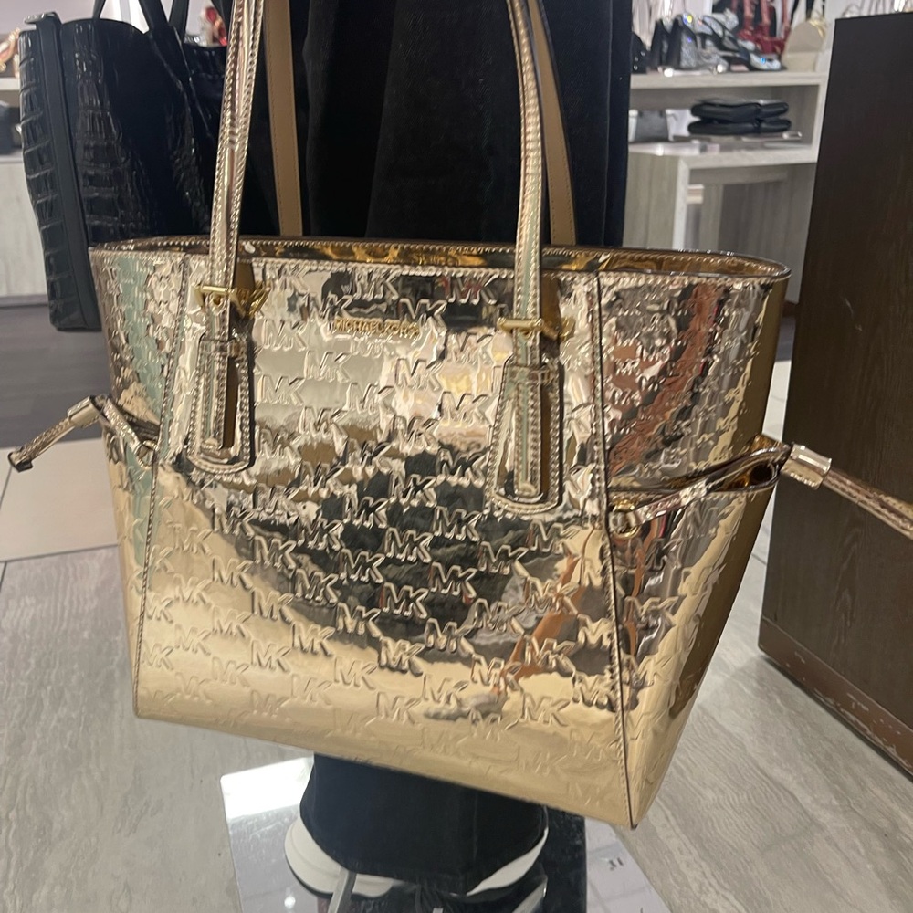 MICHAEL KORS Voyager Large Metallic Logo Debossed EW Shoulder Tote Bag
Pale Gold - Picture 10 of 16